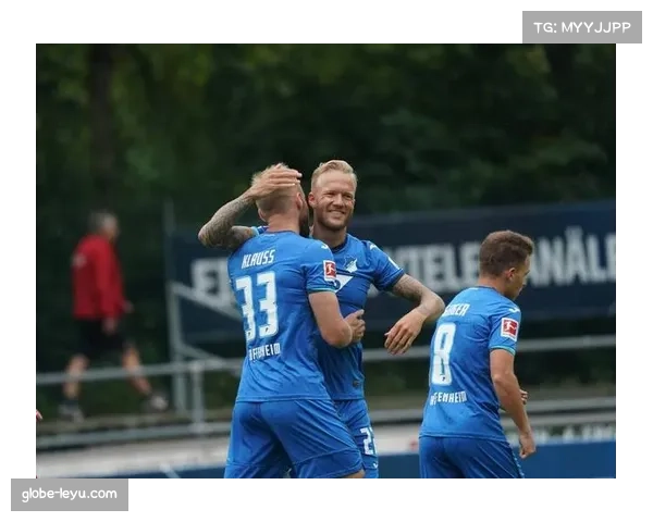 红烟弥漫致荷甲特温特比赛中断队长捂头无奈提前退场 红烟弥漫致荷甲特温特比赛中断队长捂头无奈提前退场