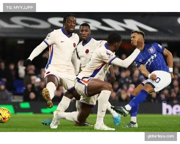 切尔西防守端缺乏协同性，边后卫与中卫之间空当被利用